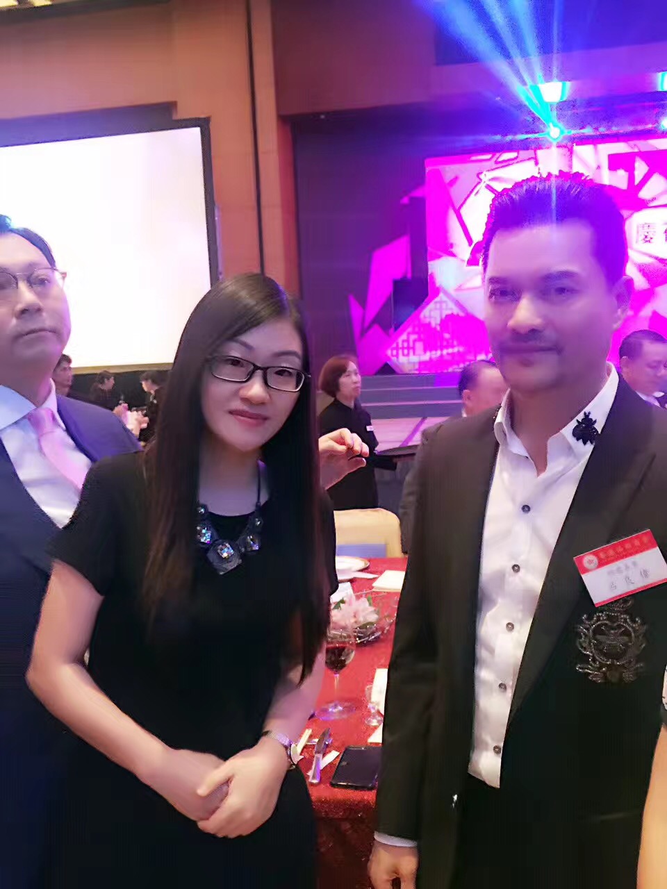 王欣茹女士與著名影星呂良偉合影.jpg