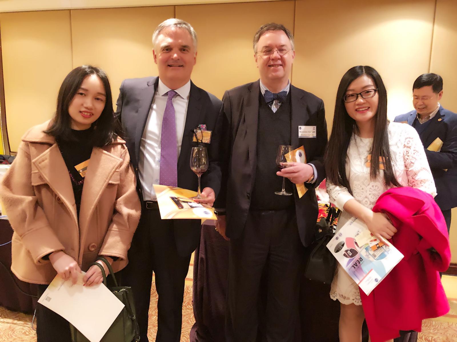 深圳骏丰联锐总经理王欣茹女士在GS1晚宴与国际友人合影.jpg
